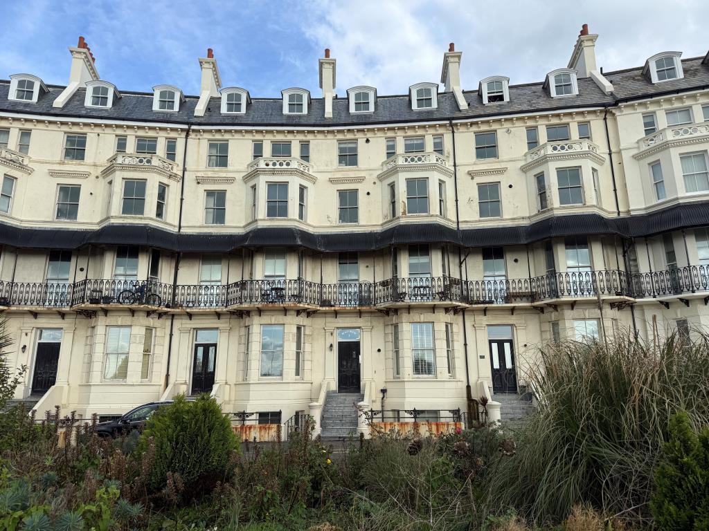 Lot: 83 - LOWER GROUND FLOOR FLAT FOR INVESTMENT - Mid-terrace Victorian property arranged as flats